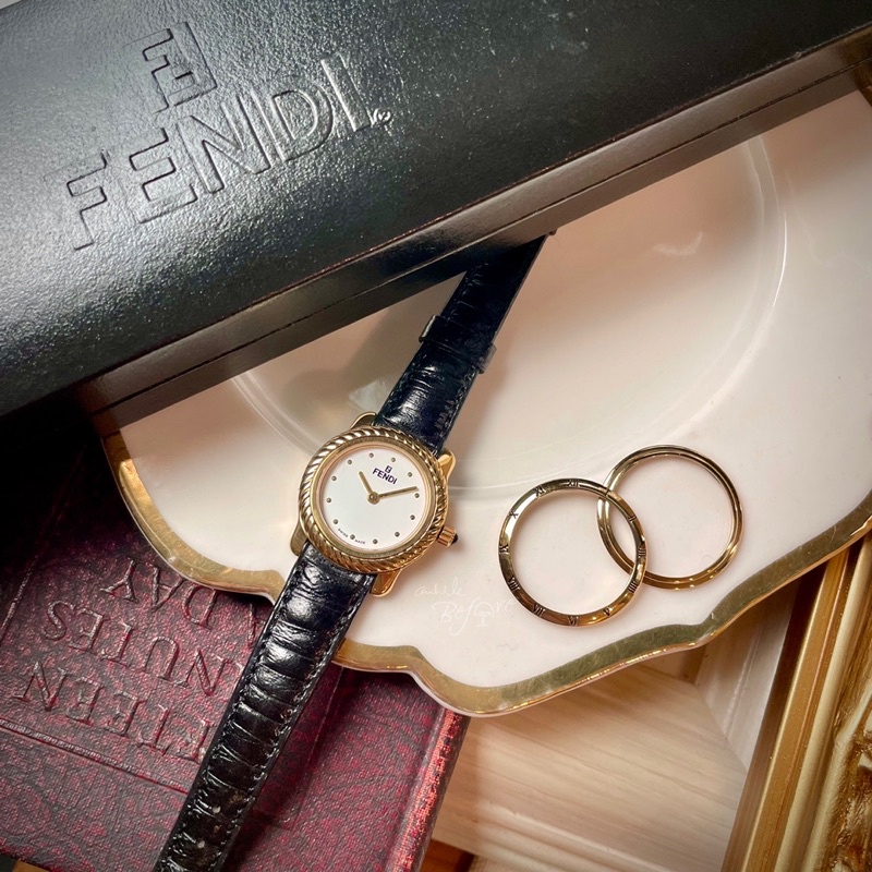 FENDI老芬迪 · Vintage · 80’s 罕見美品 原裝附盒 三枚錶面金環替換款 原廠鱷魚皮帶 古董石英錶
