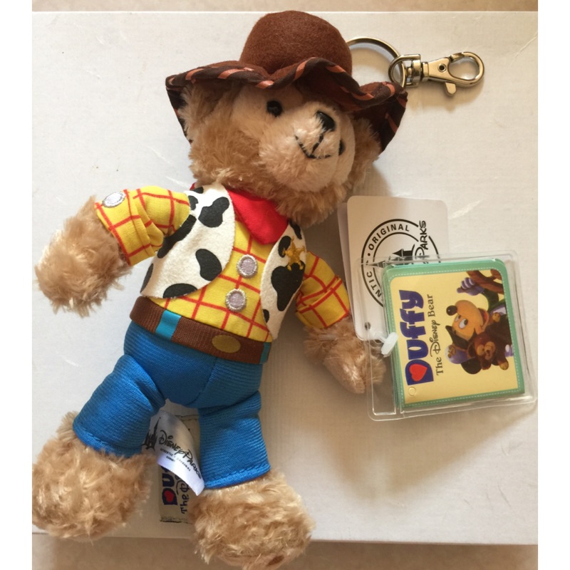 香港迪士尼專賣店購入 正版 胡迪牛仔達菲熊吊飾 鑰匙圈