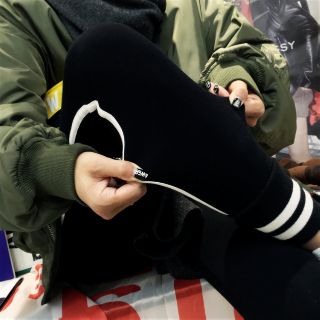 黑色條紋磨毛加厚合身貼腿縮口彈性褲