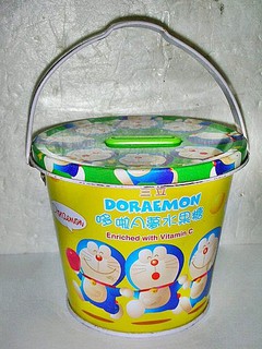 #L.(企業寶寶玩偶娃娃)少見哆啦A夢(Doraemon)造型水果糖鐵筒!--可當存錢筒值得擁有!