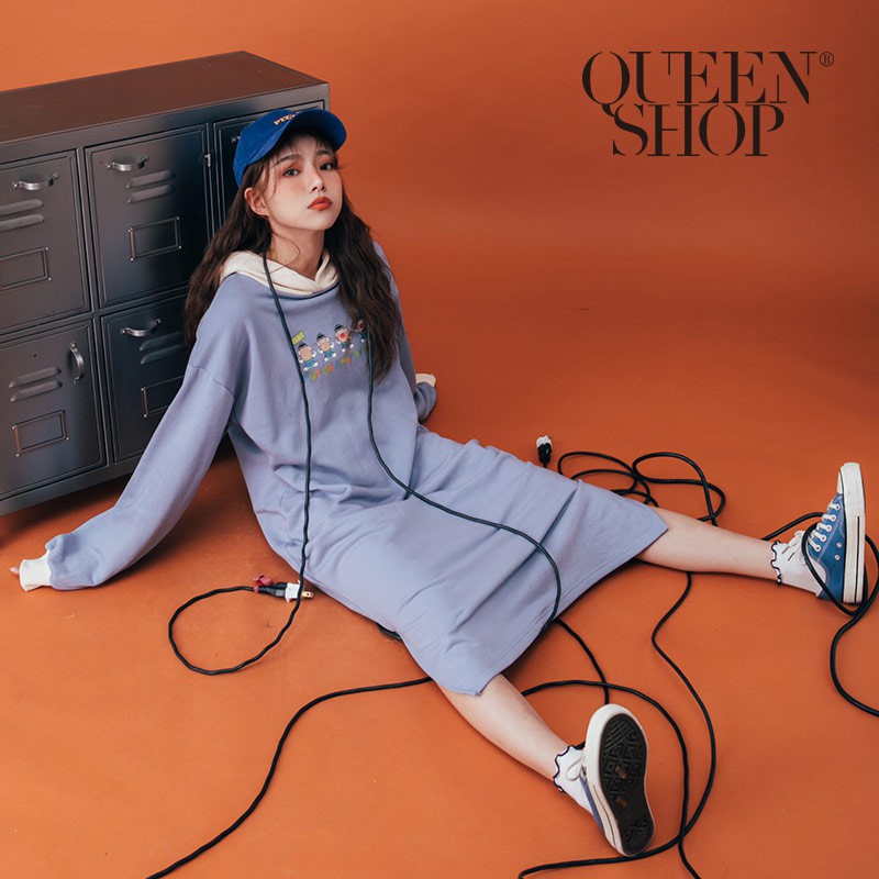 QUEENSHOP  蛋頭先生來個快樂臉撞色連帽長洋裝  現+預【01084733】