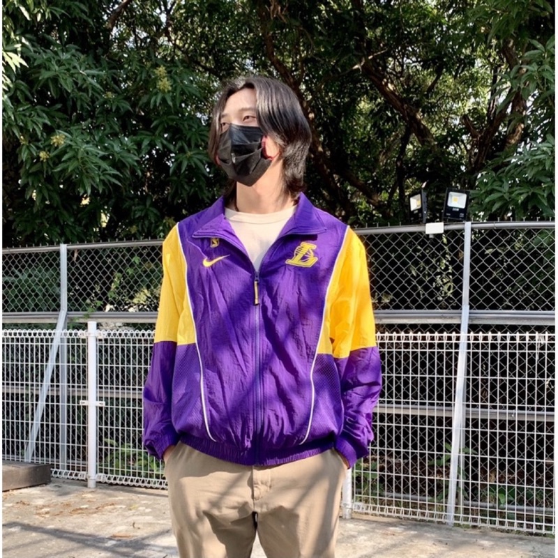 二手正貨復古撞色NBA籃球Lakers 湖人隊風衣球衣夾克運動風黃紫拼接外套 M 喬登 nike