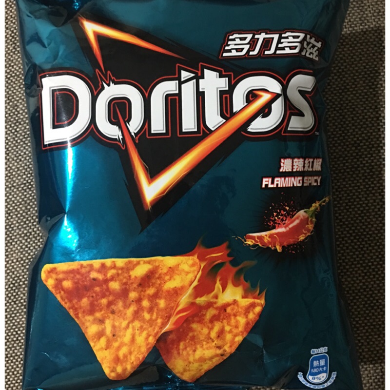 68克25元的多力多滋只要15元 新口味 濃辣紅椒 暗黑胡椒雞 好吃好吃  Doritos 洋芋片