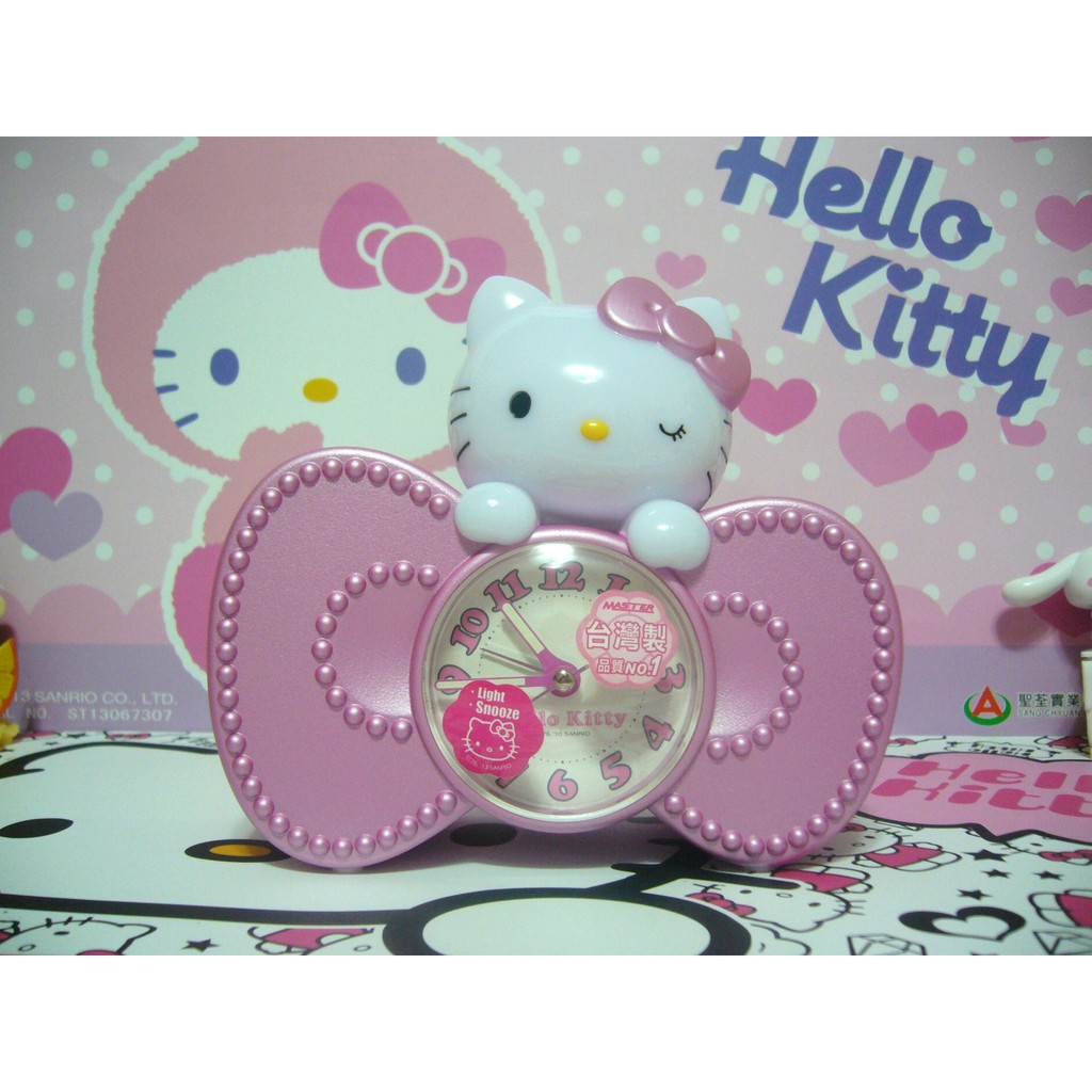 &lt;正版&gt; 三麗鷗Hello Kitty蝴蝶結造型超靜音掃秒 LED音樂鬧鐘 - 現貨