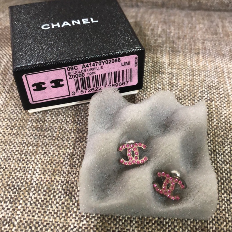 《已售》CHANEL粉紅水鑽基本款耳針式耳環