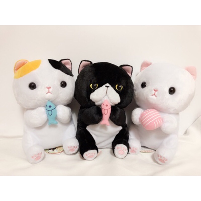 日本景品 Amuse 短腿貓 抱魚 毛線球 白貓咪 絨毛玩偶 絨毛娃娃