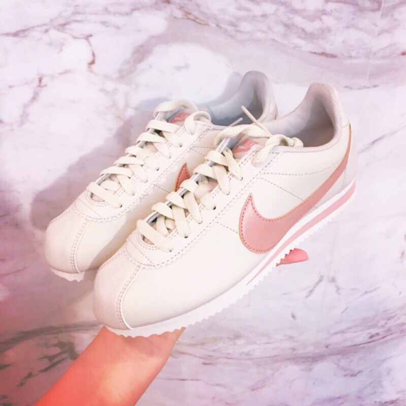 『小蘑菇日本走跳～購』Nike W Classic Cortez Leather 灰粉 皮革阿甘鞋 807471-013