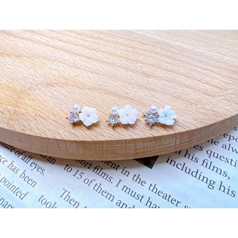 韓國🇰🇷東大門🌹0.8細針🌹貝殼花朵🌺單鑽單珍珠點綴小巧簡約百搭醫療鋼鎖式耳環