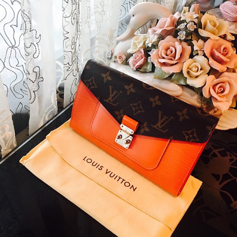 「保留」專櫃名牌 LOUIS VUITTON  LV  橘紅色 限量原花拼接EPI水波紋鎖釦式信封長夾手拿包晚宴包發財包