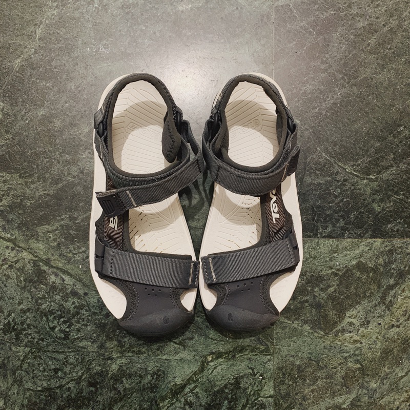 teva hurricane toe