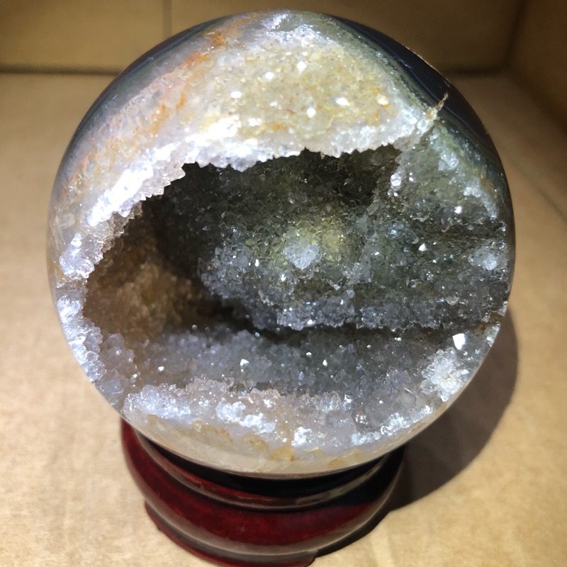 產地烏拉圭、瑪瑙水晶球、天然軟糖彩晶細結晶、帶綠色晶體、透亮背面帶黃水晶、瑪瑙原礦