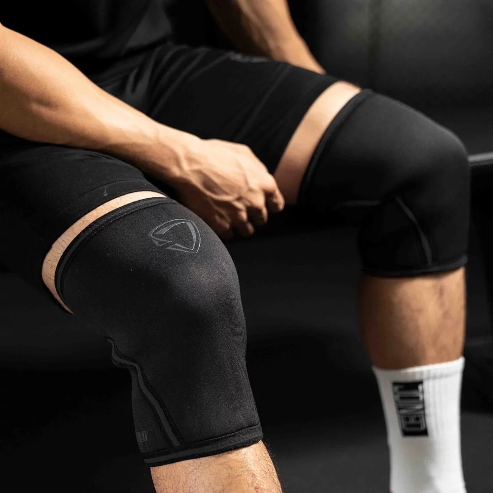 【TeamJoined】 7MM 深蹲護膝【全黑】健身 護具 運動防護 關節 運動 重量訓練 膝蓋防護 膝蓋緩衝