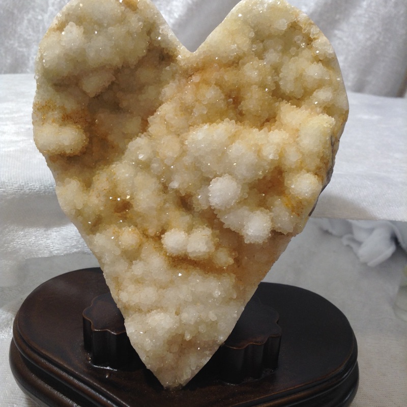 天然珊瑚玉水晶異象黃晶花 愛心形狀 10*11公分