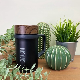 【全新】IKUK艾可陶瓷保溫手把杯500ml (內附濾茶器)(公司貨)(顏色：深邃黑)