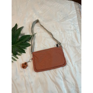 Kipling 全新橘粉色信封包（含小猴吊飾）