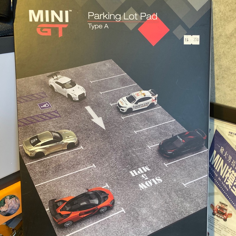 MINI GT~1:64停車場桌墊（滑鼠墊）