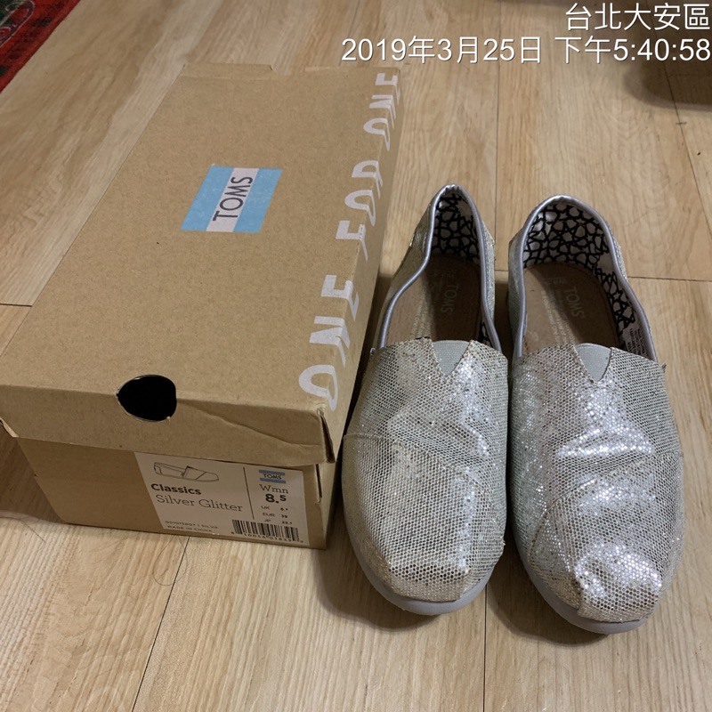 全新正版TOMS 銀色懶人鞋W8.5 | 蝦皮購物