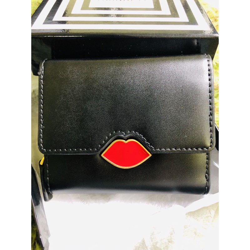 LULU GUINNESS Saffie 琺瑯造型釦牛皮短夾(黑色) 限時折扣$500