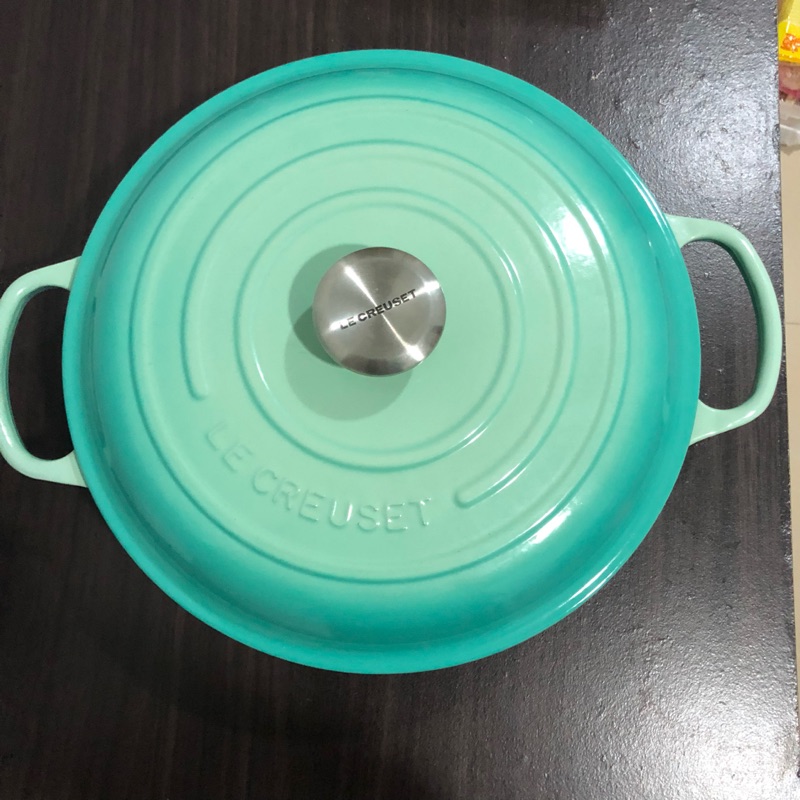 Le Creuset 鑄鐵鍋 淺圓鍋 壽喜燒 30cm冷薄荷，購買至今只使用兩次，因不常使用，出清存貨。