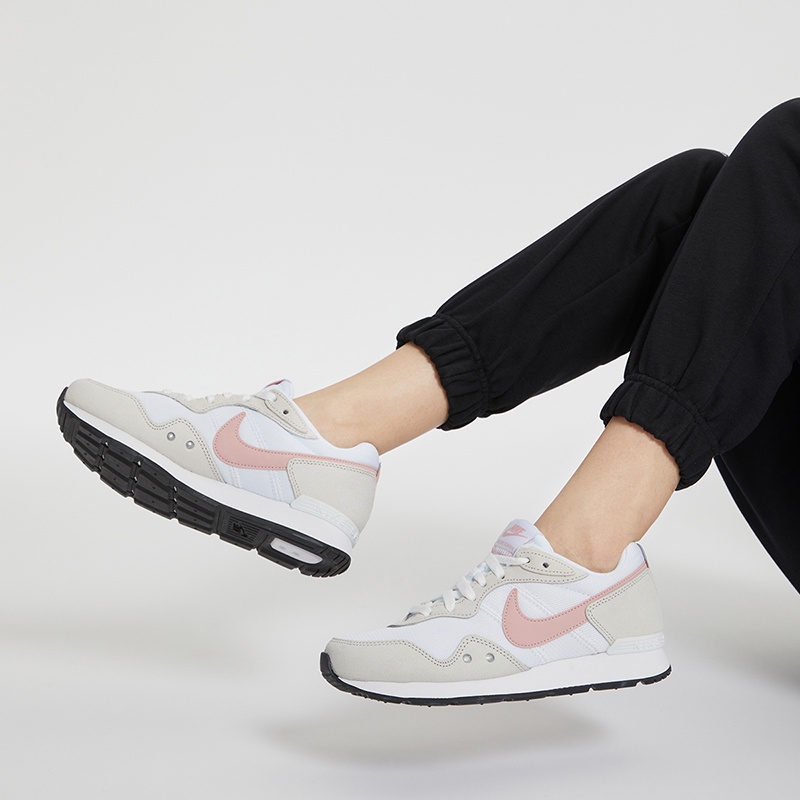 NIKE 休閒款 Venture Runner 女復古網布球鞋 粉 KAORACER DM8454106