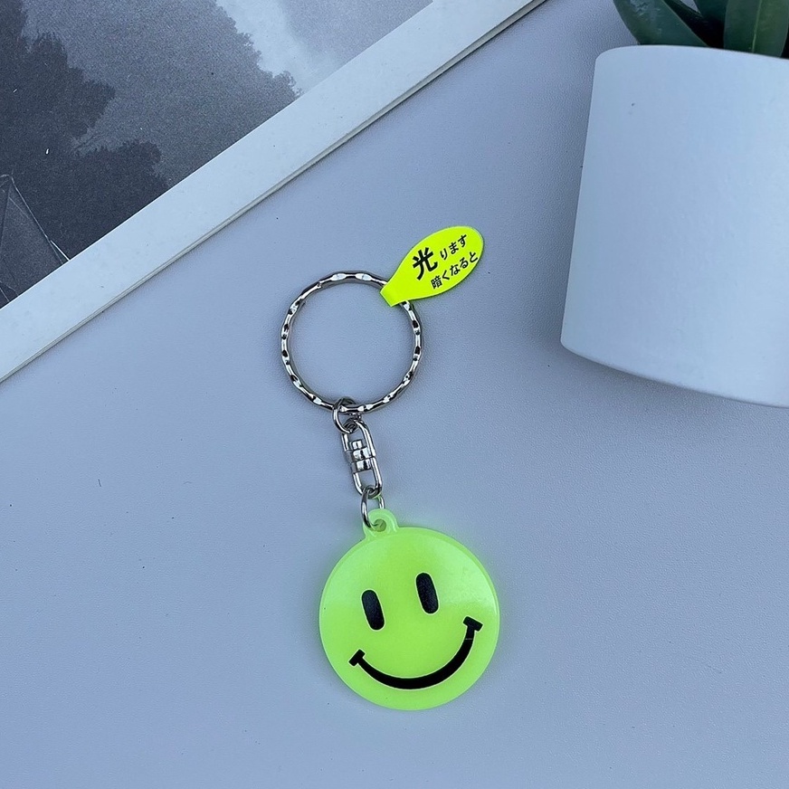 🚚現貨🇯🇵日本製 螢光鑰匙圈 微笑吊飾 夜光 吊飾 鑰匙圈 反光鑰匙圈 機車吊飾 微笑吊飾 包包裝飾 佐倉小舖