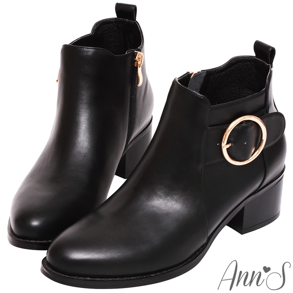 Ann’S 時髦到位-造型金色大圓扣粗跟短靴4.5CM-黑