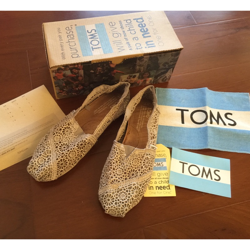 全新真品 Toms 銀色蕾絲休閒鞋 美國官網購買