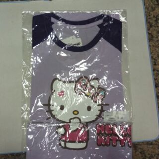 三麗鷗服飾， HELLO KITTY 蝴蝶結天絲棉T恤(短袖130cm)一件180元。