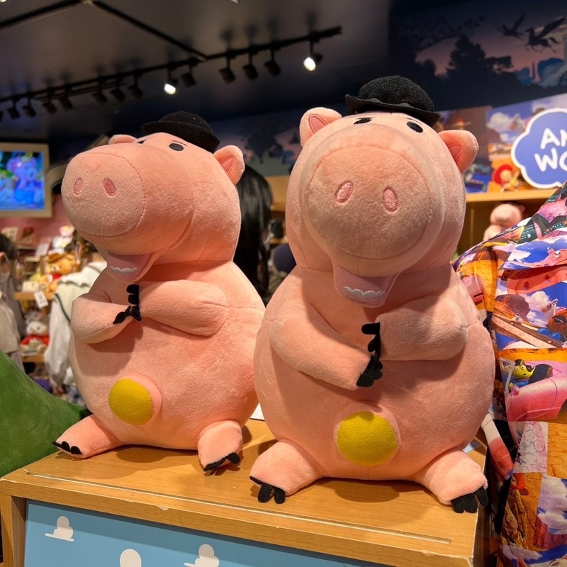 ［翹鬍子]日本 迪士尼專賣店 玩具總動員 豬排博士 火腿 火腿豬 玩偶 娃娃 附餅乾