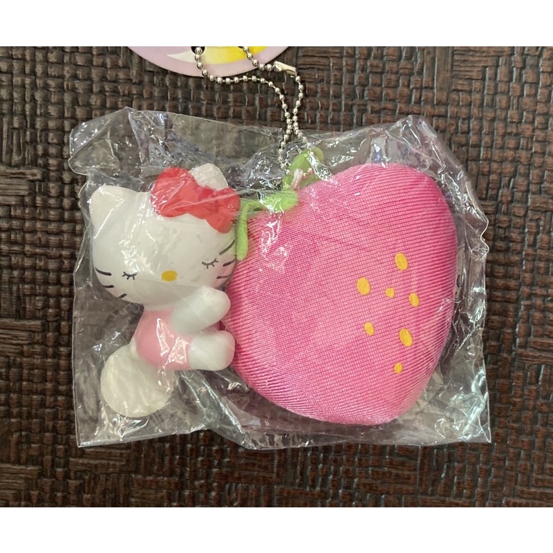 日本限定～ Hello Kitty抱草莓舒壓吊飾