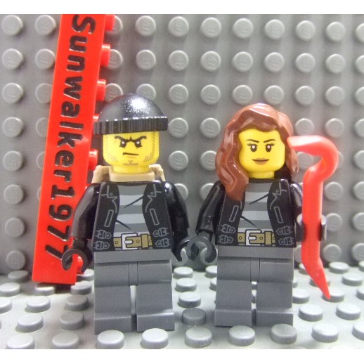 【積木2010】Lego樂高-全新- 城市系列 黑色夾克男女小偷套組 (含道具)(60042)
