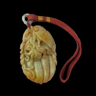 蒼蠅樹葉古錢如意佛手瓜把玩/吊飾 天然緬甸玉蜜糖黃「A貨附保証書」色澤耀眼動人，大塊鵝卵玉石立體精雕蒼蠅【歡喜金恩珠寶】