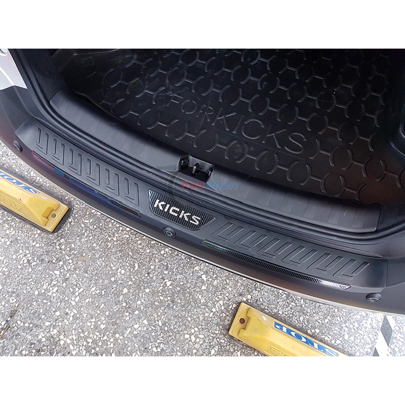 NISSAN日產 KICKS 後護板【碳纖標】外護板 塑料 尾門踏板 後車箱 後保桿 防滑防刮 飾條 飾板【CA214】