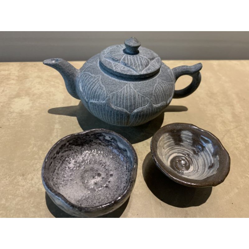 ［老東西］早期收藏正青斗石茶壺，附兩個日本早期手窯茶杯（一個有落款），都收著沒用過，決定釋出，難得組合，正老青斗石壺少見