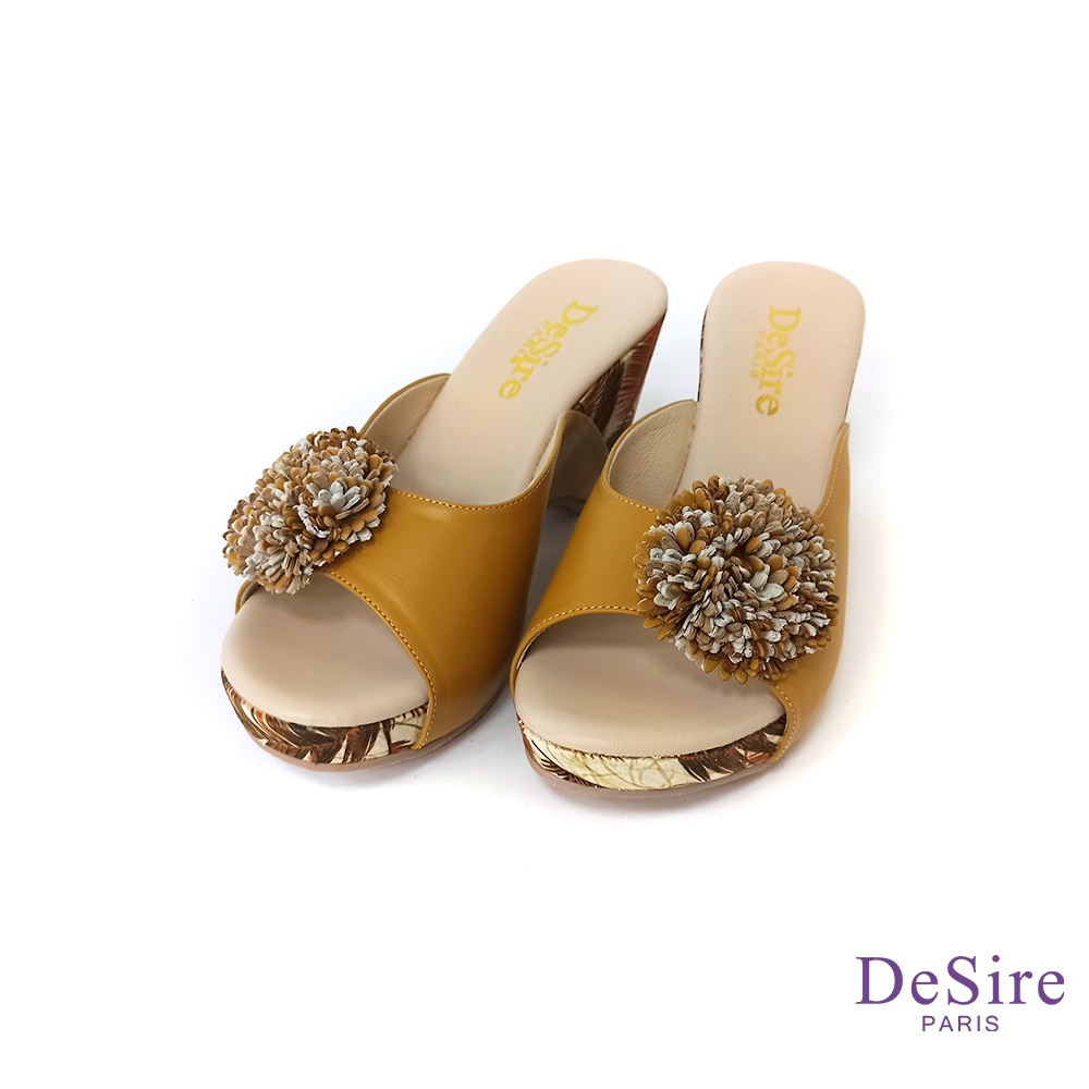 【DeSire】熱帶風情真皮花飾高跟楔型拖鞋-黃色(1137127-50)