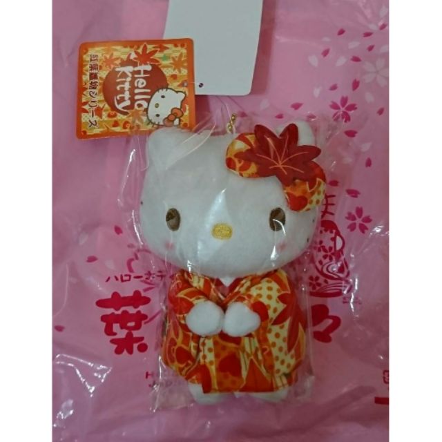 【QQ公仔物語】【DA029】【現貨】Hello Kitty 13cm 絨毛娃娃 吊飾 楓葉和服款 日本限定 滿千免運