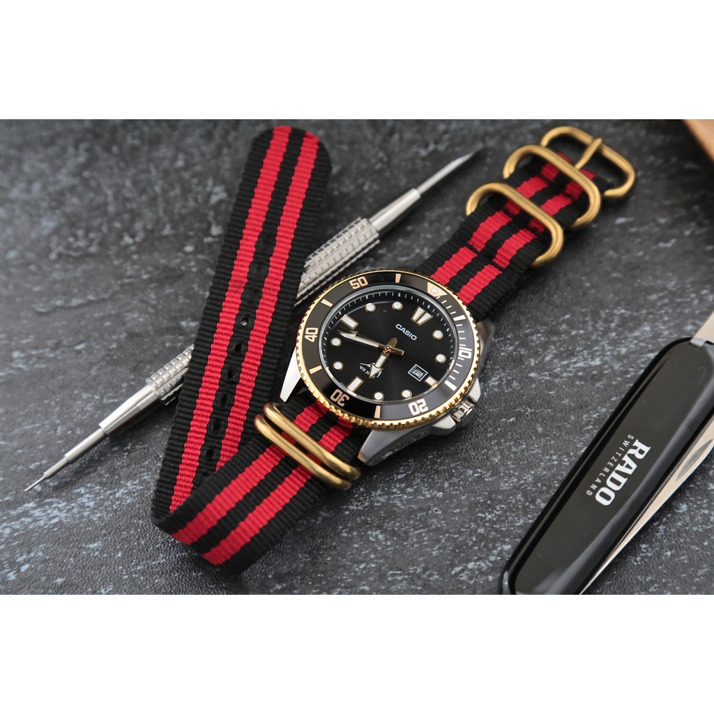 黑色＋紅色條紋 22mm(超粗不鏽鋼)硬漢風格防磁,金色銅色不鏽鋼錶扣特戰兵軍錶風格 nato zulu G10