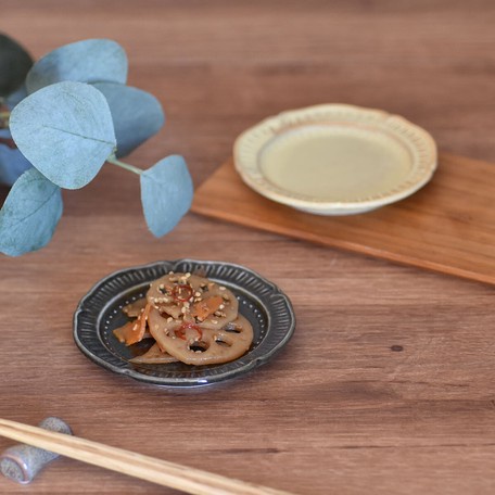 【現貨】日本直送 日本製 美濃燒陶瓷小碟 陶器 米色 花邊餐盤 點心盤 盤子 水果盤 蛋糕盤 日式風格 艾樂屋
