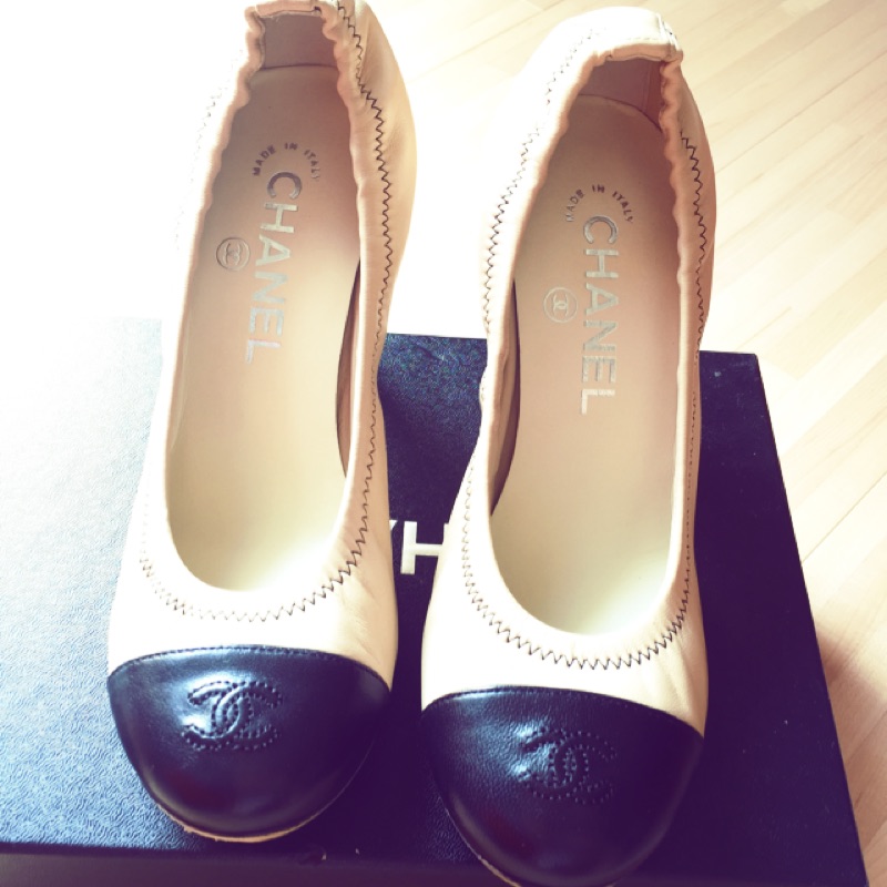 Chanel 香奈兒高跟鞋 米黑色，9成新，附鞋盒！最經典款式