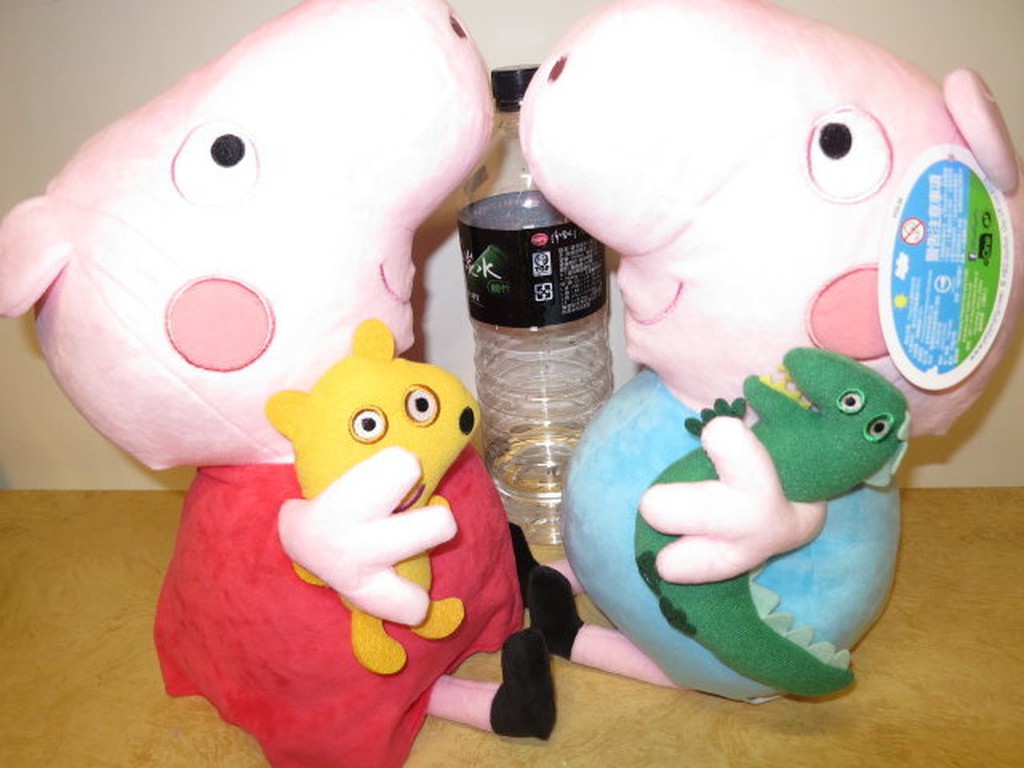 中型12吋正版可愛的粉紅豬小妹抱寵物款3D~佩佩豬抱熊~喬治豬抱恐龍絨毛娃娃---約45公分[可愛娃娃]