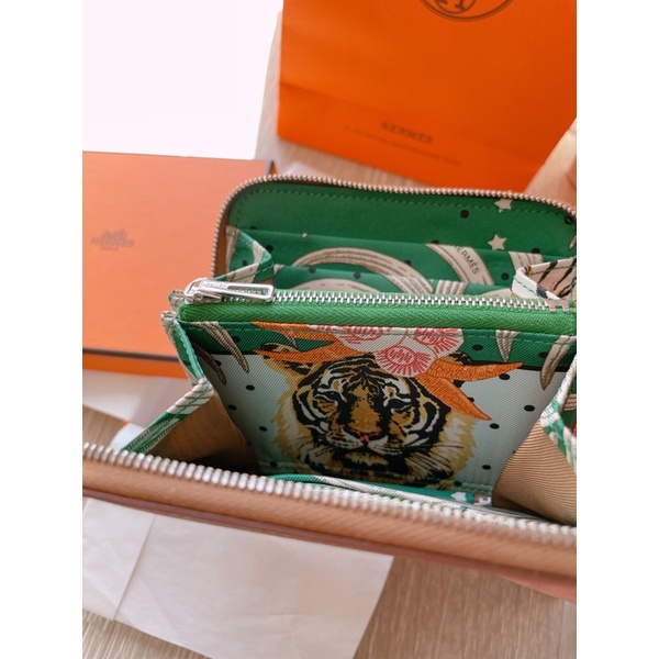 （sold)Hermes silk in絲巾短夾 招財黃金老虎 專櫃正品現貨 熱門駝色gold