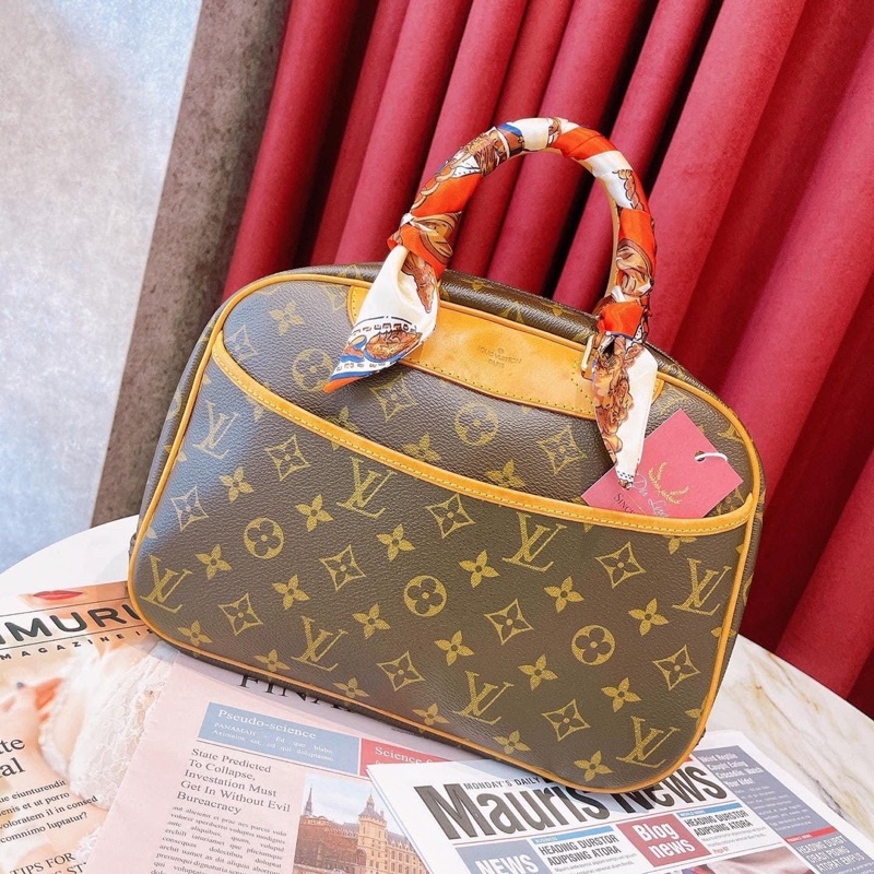 【黎都精品】LV 路易威登 LOUIS VUITTON Trouville M42228 字紋 小珍包 手提包 珍妮包