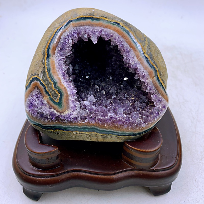 H1036 烏拉圭玄武岩原皮土型紫水晶洞 1.4kg（黃綠雙色瑪瑙邊-無水泥無油漆）高14cm長14寬15洞深7
