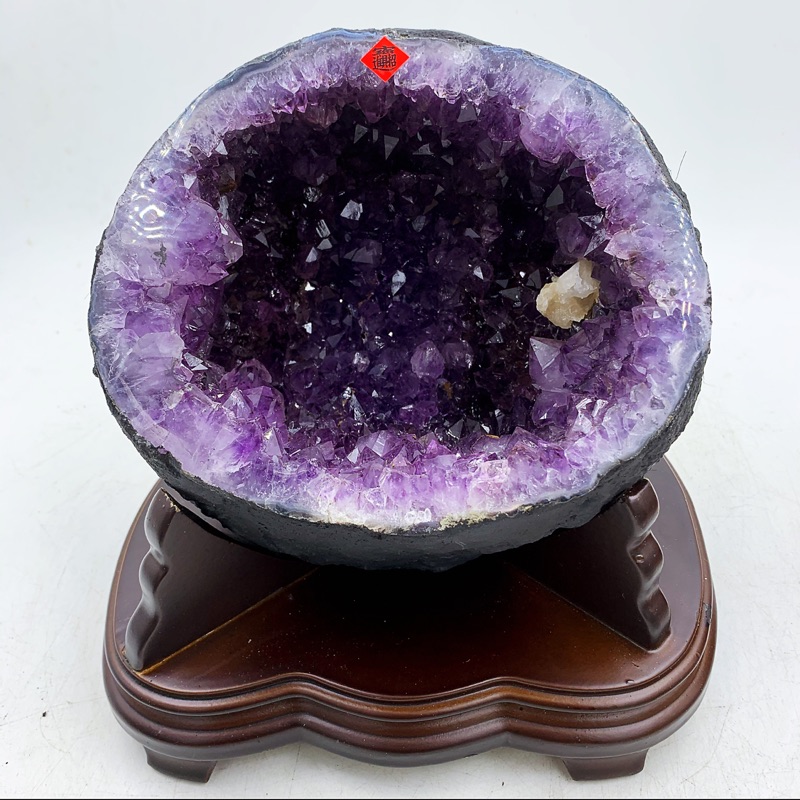 H1073 頂級巴西圓形紫水晶洞5.1kg（帶些微鈦晶與方解石）高25cm長22cm寬19cm洞深8cm（紫晶洞