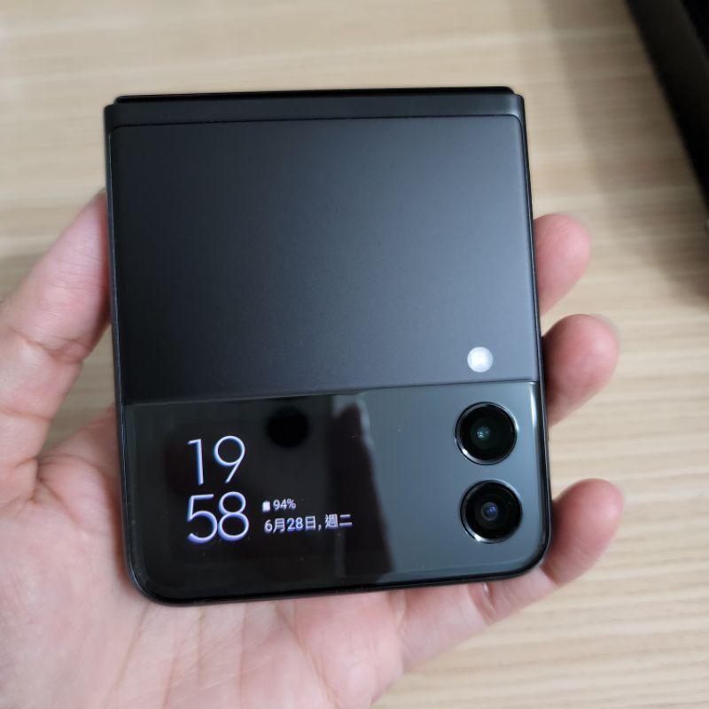⟨二手⟩ 近全新，Samsung Z Flip3 黑色128g手機