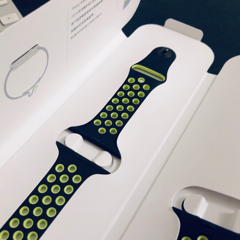 Apple Watch 42/44 公釐黑色配 Volt Nike 運動型錶帶 (S/M 與 M/L) 9.5成新