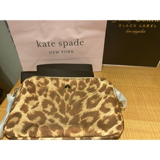 全新Kate Spade經典黑桃LOGO雙層設計尼龍拉鍊斜背包(豹紋）