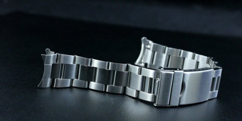 中排光面兩側拉砂質感,SEIKO,GMT黑水鬼20mm彎頭實心不鏽鋼錶帶,單折側扣.