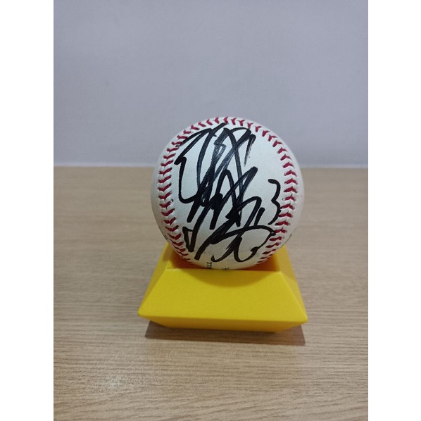 富邦悍將 陳鴻文簽名球 中職比賽用球  附球盒 (圖255)，770元