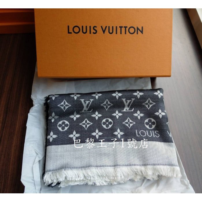 【巴黎王子1號店】《Louis Vuitton LV》Monogram M71378 黑色 披肩 圍巾~ 預購